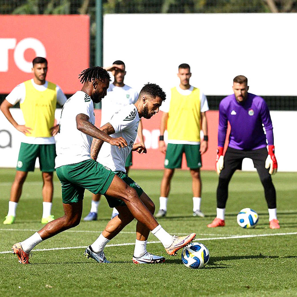 Vì sao V.League ngày càng nhiều đội chuyển sang hàng ba trung vệ