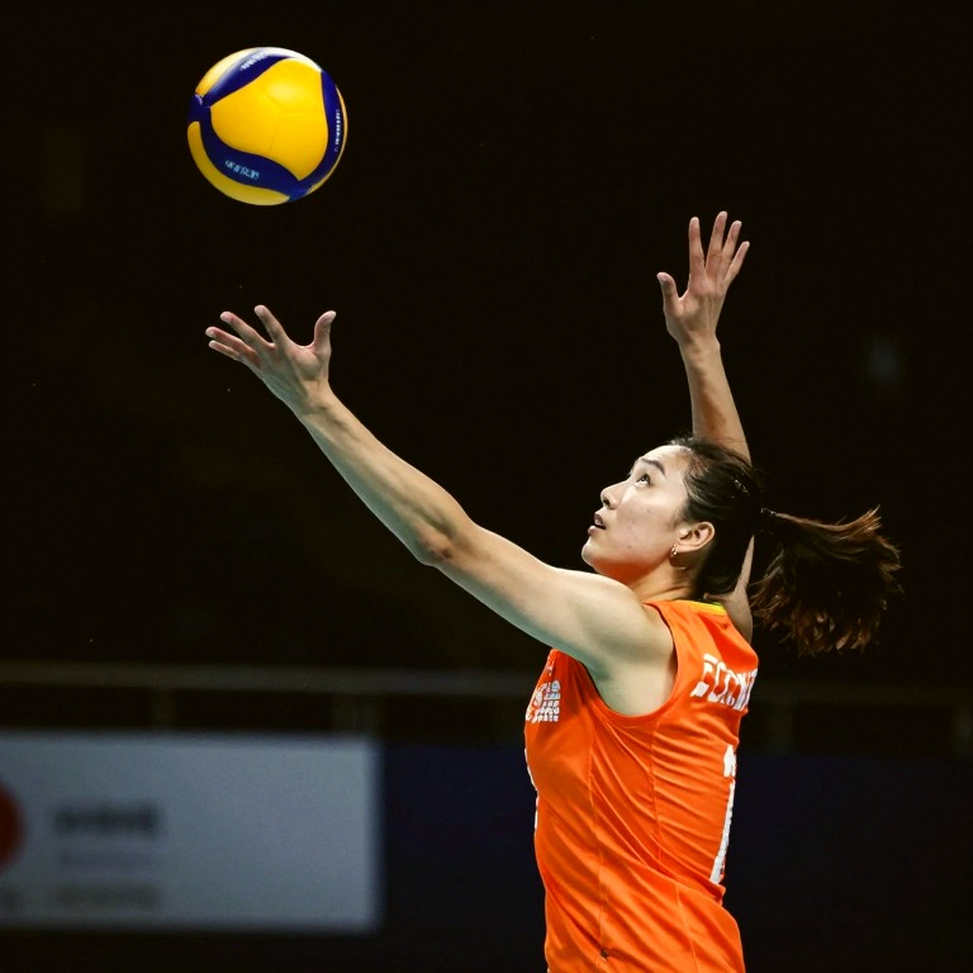 First Contact and the Spotlight: Vietnamese Women's Volleyball Seen from an Empty Stand First Contact and the Spotlight: Vietnamese Women's Volleyball Seen from an Empty Stand