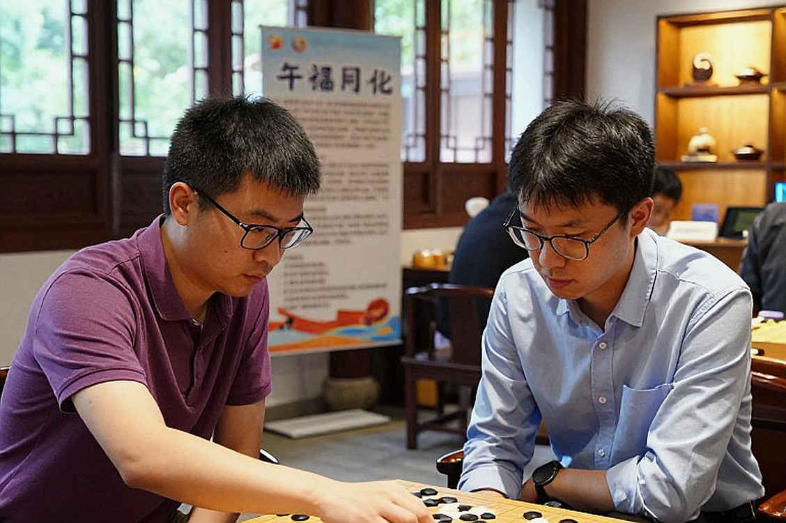 Vô địch Cờ vua Hoa Kỳ: Woodward hạ Caruana, Lee nới rộng cách biệt — và khoảng trống giữa dòng tít với bàn cờ
