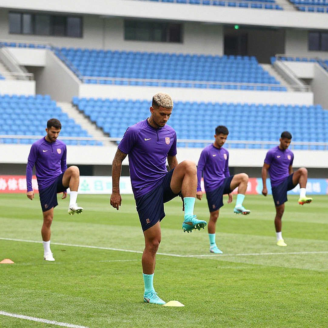 V-League sau vòng 2: Sông Lam Nghệ An gây bất ngờ, Hà Nội và Hoàng Anh Gia Lai lộ vấn đề